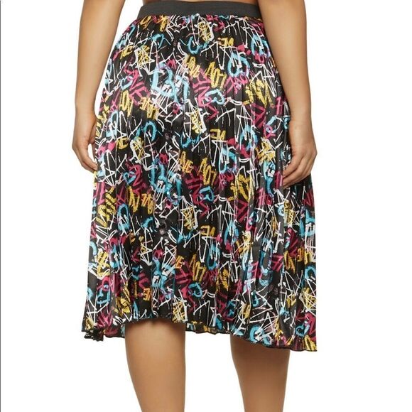 Plus size graffiti skirt - Picture 2 of 3